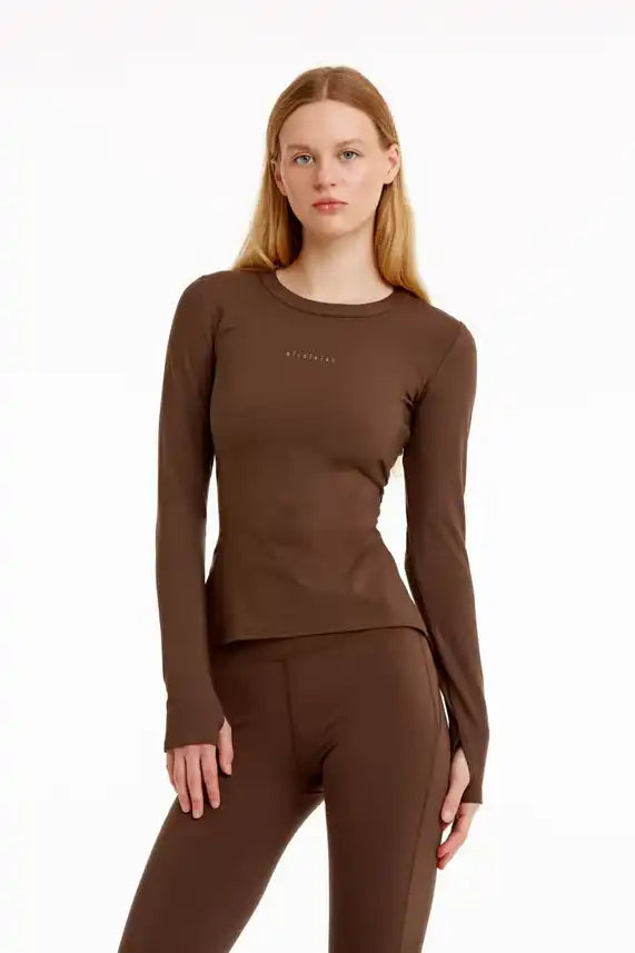 Dar ümüslü, dar bir siluete sahip kahverengi ribana uzun kollu atletik üst.